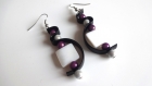 Boucles d'oreilles perles magiques prune, silver, sangle silicone noir 