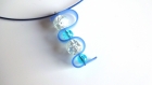 Boucles d'oreilles perles bleues, transparentes craquelées, sangle silicone bleu 