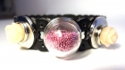 Bracelet cuir noir , boutons pression fleurs beige ,globe en verre micro billes roses 