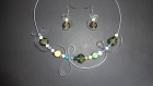 Boucles d'oreilles perles en verre couleur verte , sangle blanche 