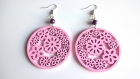 Boucles d'oreilles bois rose motif fleurs diamètre 50mm 