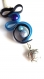 Collier sangle silicone bleue et noire ,tortue,perles 