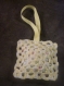 Objet decoratif petit coussin a suspendre coton a crocheter et tissu 
