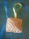 Objet decoratif petit coussin a suspendre coton a crocheter et tissu 