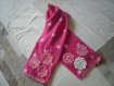 écharpe bébé fille polaire rose et fleurs crochetées 