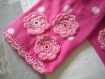 écharpe bébé fille polaire rose et fleurs crochetées 