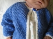 Gilet bébé fille tricot main bleu et blanc 