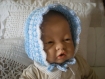 Bonnet bébé forme béguin au crochet bleu ciel et blanc 