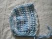 Bonnet bébé forme béguin au crochet bleu ciel et blanc 