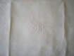 Petite nappe blanche monogrammée bordée tissu fleuri 