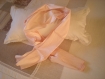 écharpe très légère en satin rose poudré 