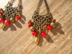 Boucles avec des perles semi-précieuses de jade rouge sang 