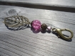 Bijou de sac ou porte clés avec perle craquelée transparente et prune 