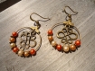 Créoles avec des perles nacrées et connecteur métal bronze 