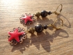 Boucles d'oreille avec étoile en émail perles en verre noires 