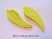 2 breloques ailes jaune acrylique 57 x 20mm 