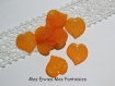 10 breloques / pendentifs feuilles acrylique 16 x 15mm orange 