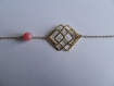 Bracelet pendant géométrique plaqué doré et perles jade rose 