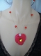 Trés beau collier avec boucle d'oreille rouge 