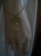 Bracelet doré chaîne avec la main 