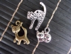 Lot de 3 pendentifs chats bronze et metal argenté 