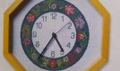 Grille point de croix : contour d'horloge fleuri 