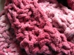 Echarpe rose violette et blanche tricotée main 