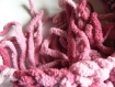 Echarpe rose violette et blanche tricotée main 