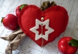 Coeur à suspendre en rouge et carreaux écossais 