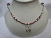 Collier rouge en perles indiennes et perles magiques blanches 