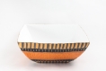 Moyen plat carré en porcelaine peint à la main orange et noir 