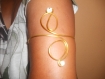Jolis bracelets de haut bras en fil alu 2 et 4mm doré avec de jolies perles bleues. 