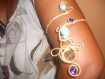 Jolis bracelets de haut bras en fil alu 2 et 4mm doré avec de jolies perles bleues. 