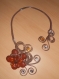 Joli collier en fil alu marron strié 2 mm avec fleur marron et strass. 