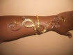 Joli bracelet marie-claire en fil alu doré lisse 2 mm et ciselé 2 mm torsadé main. 