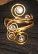 Bracelets en fil alu doré lisse, strié 2 et 4 mm avec perles et strass. 