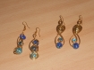 Jolies boucles d'oreilles en fil alu doré lisse 1 mm avec perles bleues. 