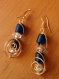 De jolies boucles d'oreilles en fil alu doré ou argent 1 mm avec de jolies perles et pierres. 
