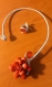 Jolis colliers en fil alu argent 4 et 2 mm strié avec des pierres et perles de couleurs différentes. 