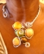 Joli collier en fil alu argent lisse 2 mm torsadé à la main avec des perles en bois jaunes 