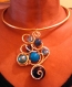 Jolis modèles de colliers en fil alu doré ciselé et argent avec des perles bleues 