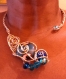 Jolis modèles de colliers en fil alu doré ciselé et argent avec des perles bleues 