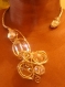 Colliers en fil alu doré ciselé 2mm avec des perles transparentes. 