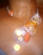 Joli collier en fil alu argent strié 2mm torsadé à la main avec des perles oranges. 