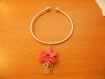 Joli collier pour petite fille en fil alu argent strié 4mm avec fleur rouge. 