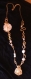 Très joli sautoir en fil alu doré strié 2mm et chaînette en métal doré et perles blanches. 