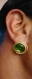 Boucles d'oreille en fil alu doré strié 2mm et pierre en verre verte. 