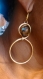 Boucle d'oreilles originales en fil alu doré strié et lisse 2 et 1mm. avec perles. 