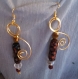 Encore de jolies boucles d'oreilles en fil alu 1 et 2mm doré avec des perles et des pierres. 