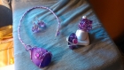 Jolies parures en fil alu rose et fuschia torsadé à la main avec des accessoires violets. 